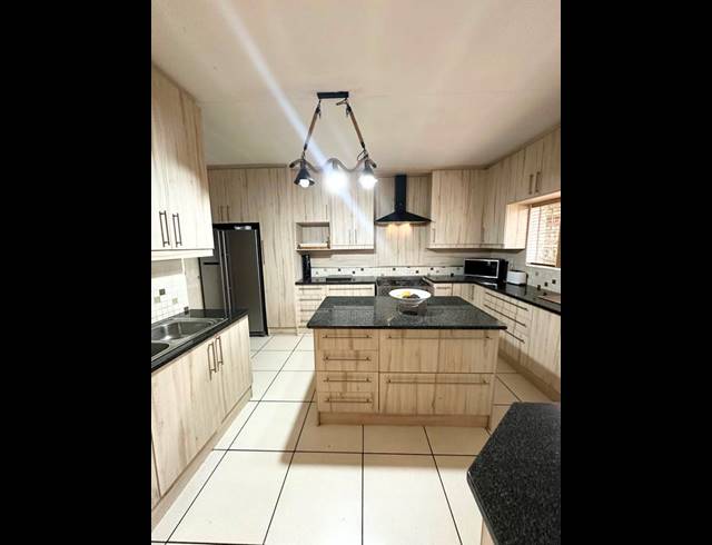 5 BEDROOM HOUSE FOR SALE IN SELCOURT